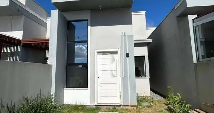 Casa semi mobiliada para locação com suíte, área de lavanderia coberta, vaga de garagem e quintal,