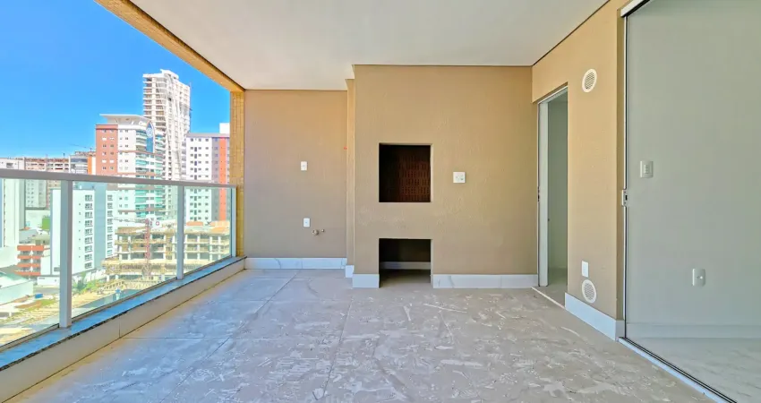 Apartamento novo com 3 suítes e meia praia, em processo de mobília e a poucos metros da praia.