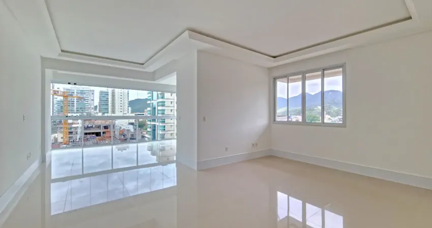 Apartamento com 3 suítes e 3 vagas no Centro de Itapema e a poucos metros da praia.