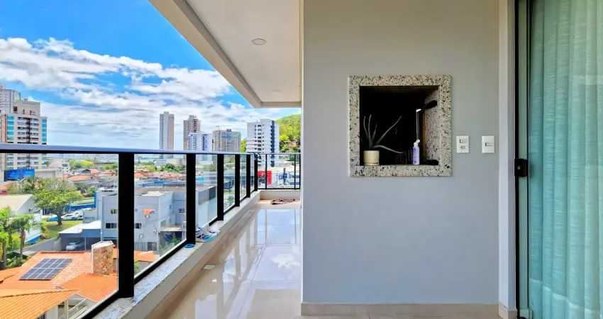Apartamento semimobiliado com 2 suítes no Lago Moraine em Itajaí SC.