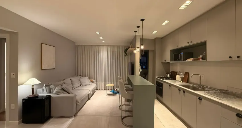 Apartamento semimobiliado com 2 suítes e 2 vagas no lago moraine em itajaí sc.