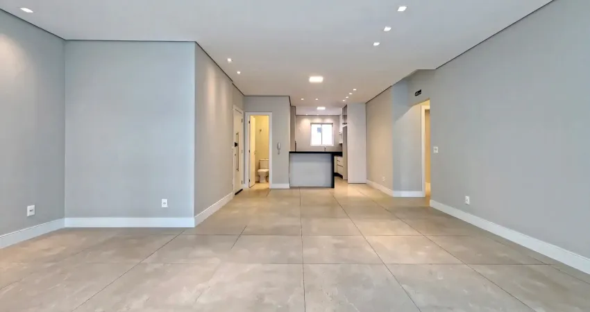 Apartamento a venda semimobiliado com 3 suíte e 3 vagas no Scariot Residence em Balneário Camboriú SC.