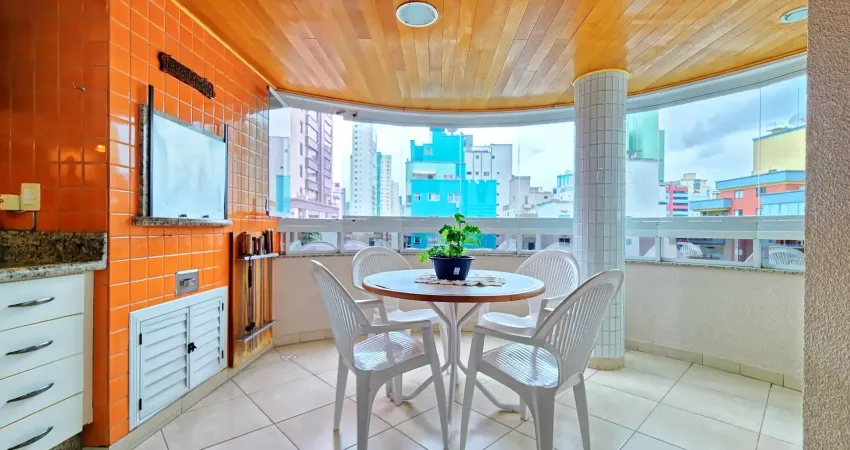 Apartamento mobiliado com 3 quartos sendo 1 suíte e 3 vagas privativas, no centro de balneário camboriú.