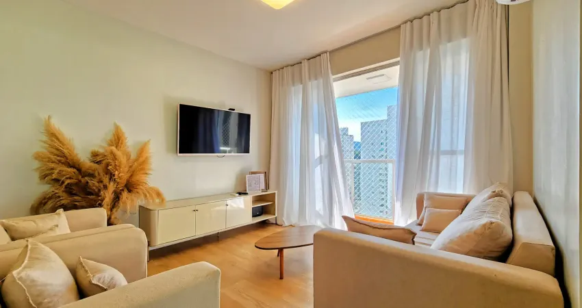 Apartamento reformado e decorado em andar alto com uma vista panorâmica no centro de balneário camboriú - sc.