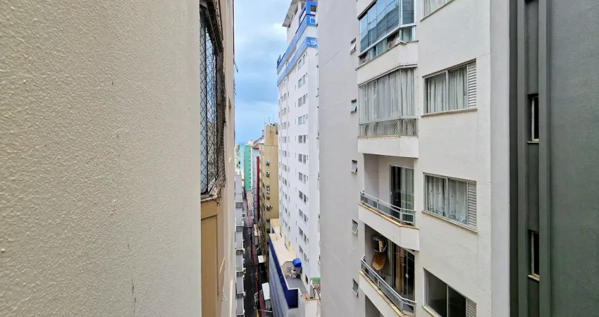 Apartamento com 1 quarto no edifício iris, quadra mar no centro de balneário camboriú - sc