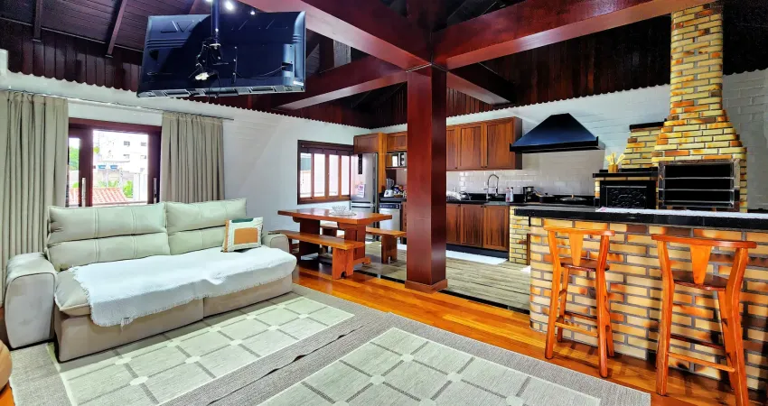 Casa semimobiliada com 3 quartos sendo 1 suíte, forno a lenha, churrasqueira, 3 vagas. Balneário Camboriú - SC.