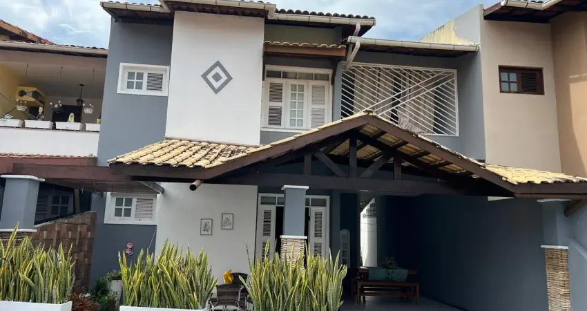 Casa em rua privativa com 125m2, 3 suítes, dependência e 2 vagas na cidade dos funcionários