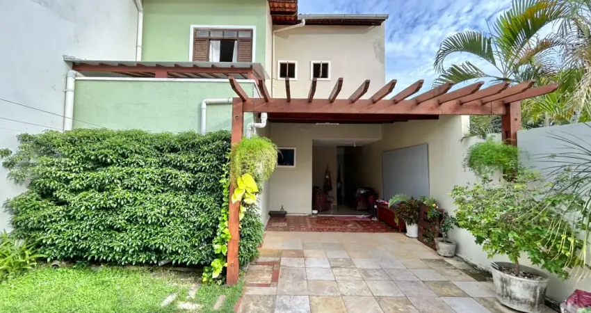 Casa em condomínio com 84m2, 3 dormitórios, 1 suíte , lavabo, + escritório e 2 vagas por 497 mil no Cambeba