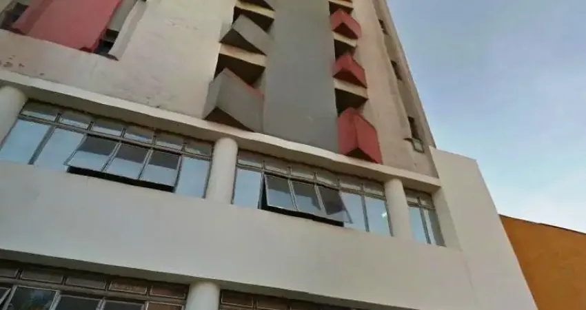 Ótima quitinete, no centro, 51,00 de área útil,  01 quarto  amplo c/ guarda roupas, banheiro c/ box,  cozinha estilo americana integrada c/ a sala c/ armário e  gabinete de pia. cortinas.