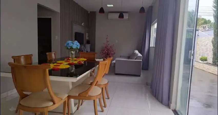 2017 - Casa com 2 quartos, sendo 1 suíte, completa em armários, 5 vagas de garagem, à venda 146,97m