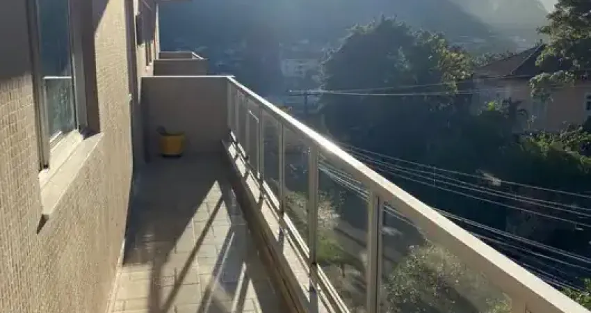 Lindo apartamento no alto com varanda, 93m2 e 2 vagas na escritura