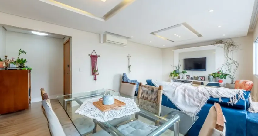 Na Rua Acélio Daudt, no bairro Passo D’Areia, este apartamento de 112m² combina metragem generosa, planta funcional e um diferencial raro: 3 vagas de garagem.