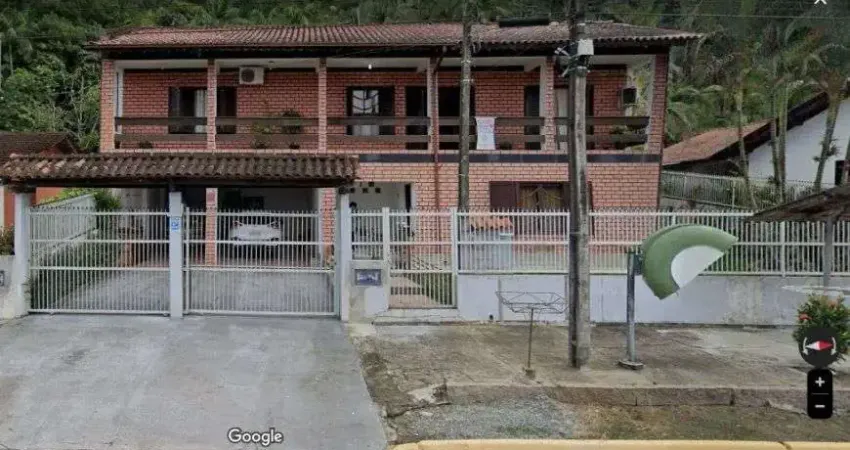 Sobrado para venda tem 325 metros quadrados com 5 quartos sendo uma suíte.