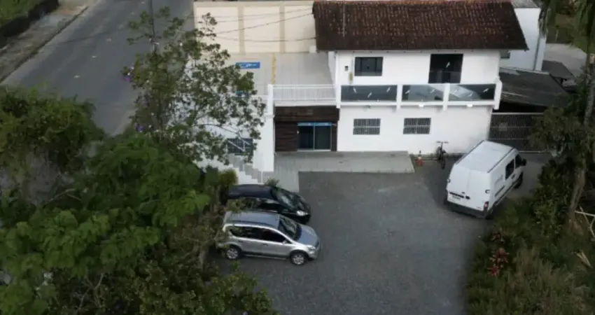 Casa comercial para locação no bairro floresta, com salas grandes.