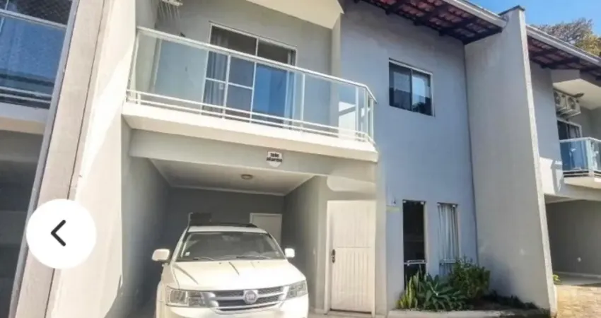 Lindo sobrado geminado para venda, localizado em um condomínio fechado no bairro glória.