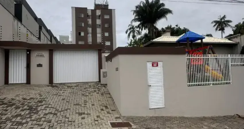 Apartamento para locação com 2 quartos e duas vagas de garagem no bairro Glória.