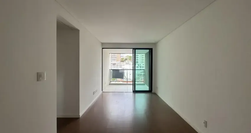 Apartamento, sala 02 ambientes com varanda, 2 suítes, 2 vagas, com elevador e uma linda vista no são mateus, juiz de fora