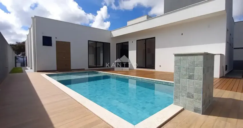 Casa linear com sala 03 ambientes, 03 quartos , 3 suítes sendo uma master, piscina , portaria 24 horas no residencial alvim