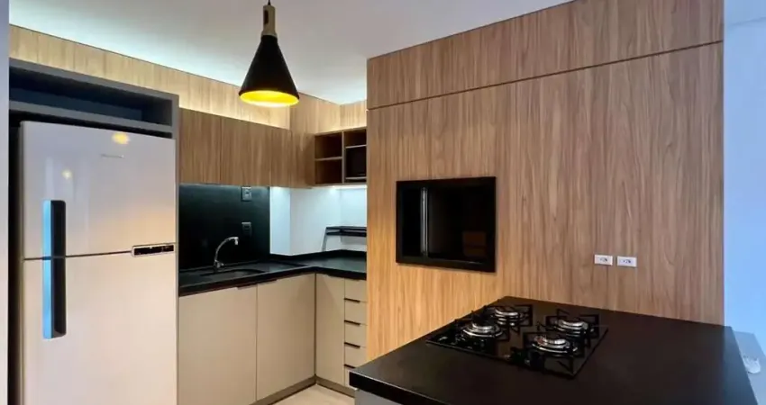 Apartamento mobiliado com 47m2, 1 dorm. suíte, churrasqueira, garagem.