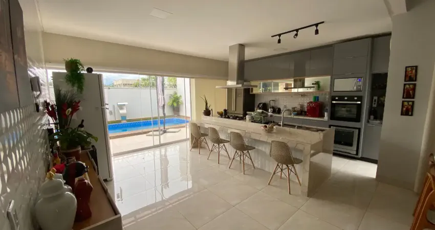 Casa à venda com piscina aquecida, energia solar e área gourmet