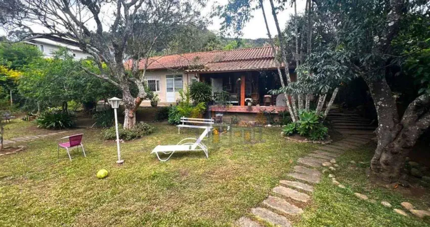 Casa ampla e plana com 4 quartos sendo 1 suíte em valorizado condomínio com área de lazer no cascatinha - nova friburgo/rj
