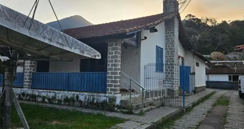 Casa térrea em área nobre, com amplos ambientes e grande potencial