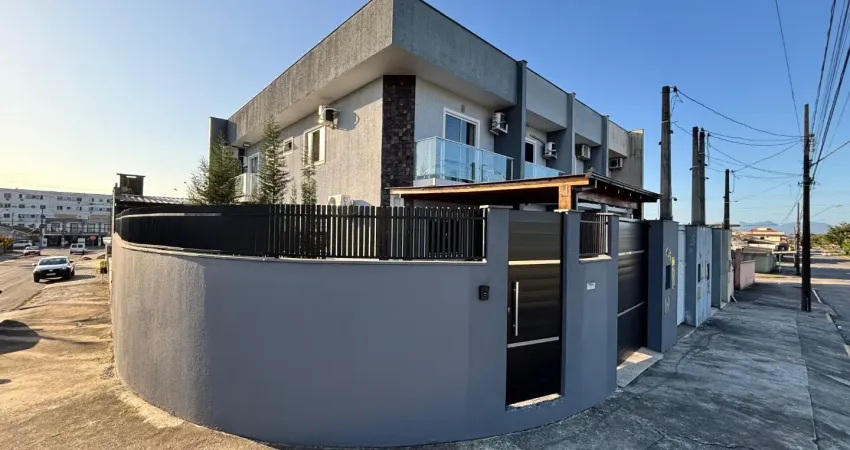 Casa averbada  área privativa: 136m² 3 dormitórios (1 suíte) 2 vagas de garagem piscina com cascata  área de festas completa churrasqueira fogão a lenha   espaço gourmet mobiliado  segurança: alarme, 