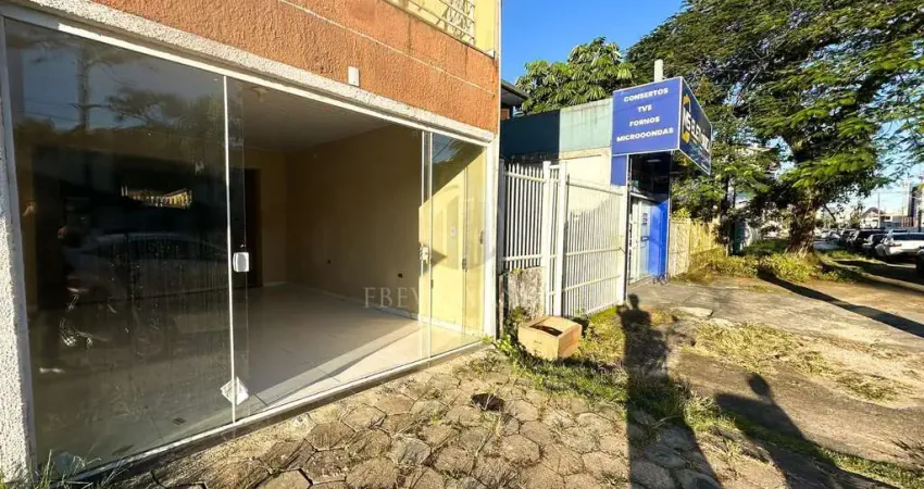 Excelente ponto comercial no centro de Guaratuba, em frente ao Banco Itaú. O imóvel possui dois andares:  Piso Térreo: Espaço amplo, ideal para lojas ou serviços, com vitrines grandes e boa visibilida