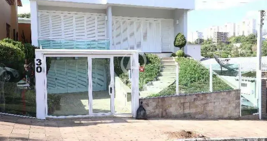 Casa individual,
parte superior com 3 dorm. sendo uma suite com sacad