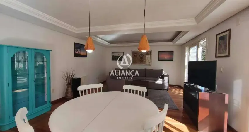 Casa individual mobiliada
1 sala de jantar
5 dormitórios, sendo uma su