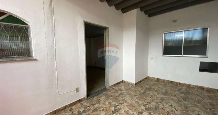 Casa com 2 quartos para alugar na Rua Acioli, 342, Campo Grande, Rio de Janeiro