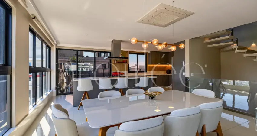 Cobertura triplex com vista mar terraço e piscina privativa aquecida finamente mobiliada na praia brava de itajaí para locação anual