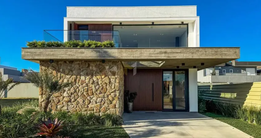 Casa em condomínio fechado com 4 quartos à venda na Rua Pedro Hygino Da Silveira, 1650, Centro, Xangri-Lá