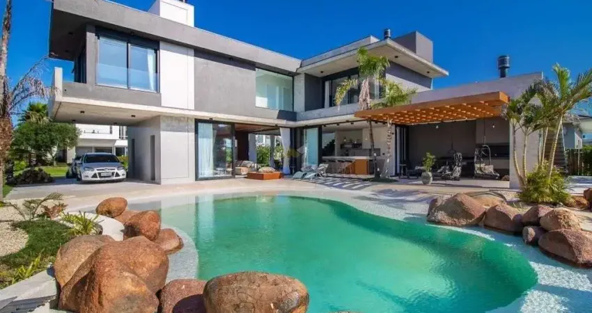 Sobrado finamente mobiliado e com piscina exclusiva no condomínio Lagoa do Passo