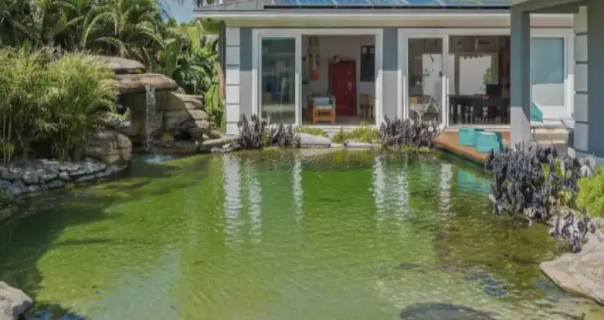 Exclusividade! casa luxuosa com piscina natural e 4 suítes no condomínio busca ville.