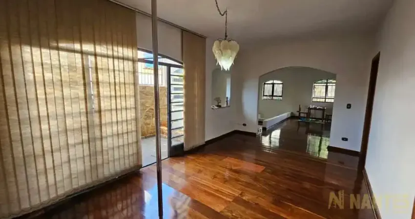 Casa a venda na Rua Chile, 237 m² de área privativa, 3 quartos sendo 1 suíte no Centro em Londrin