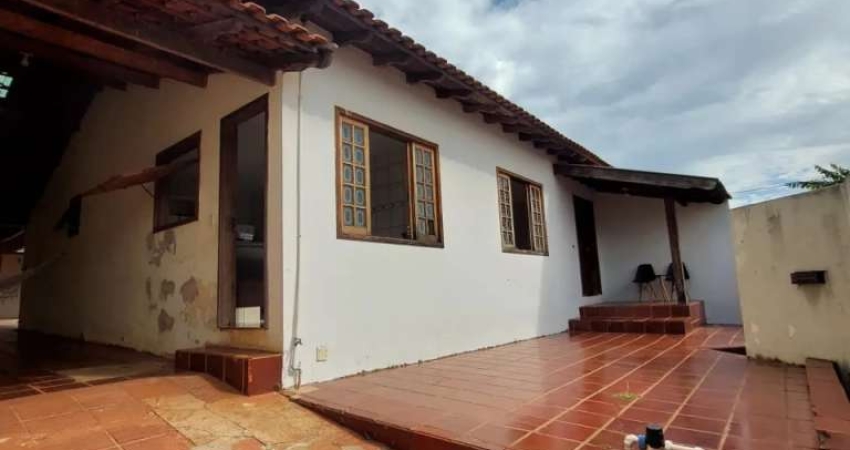 Casa com edícula para venda no Bairro São Pedro - Londrina