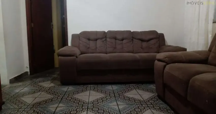 Duas casas à venda em Olaria com terraço