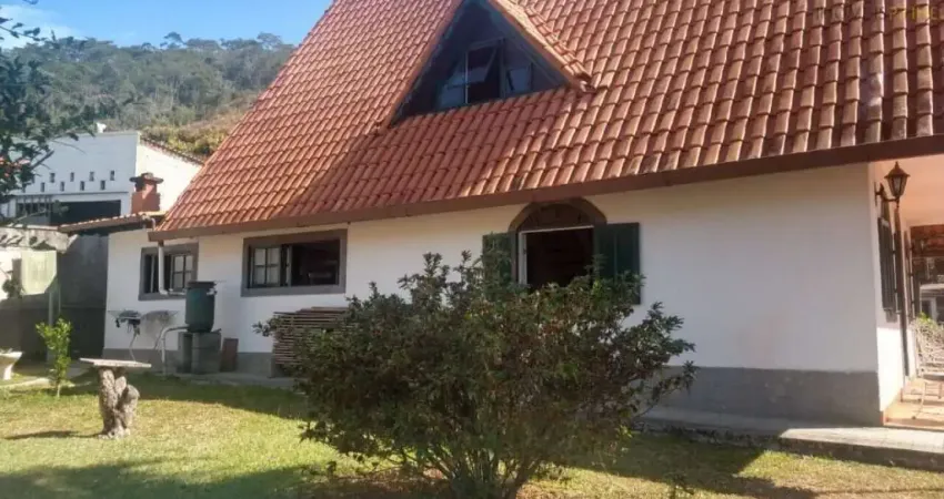 Casa estilo chalé a venda na Parada Folly