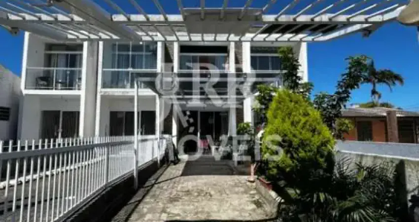 Duplex em tramandaí, dois dormitórios sendo dois suítes, semi mobiliada