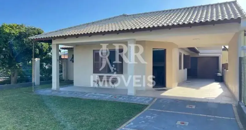 Casa 400m do mar, três dormitórios sendo um suíte, localizado no centro de imbé