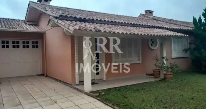 Casa de alvenaria, mobiliado, três dormitórios sendo um suíte, localizado no centro