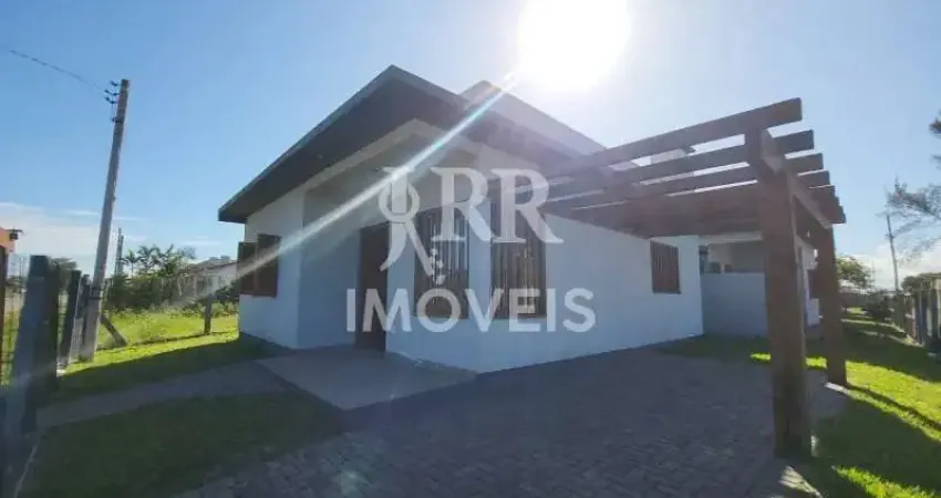 Casa de alvenaria, dois dormitórios sendo um suíte, localizado em xangri-lá