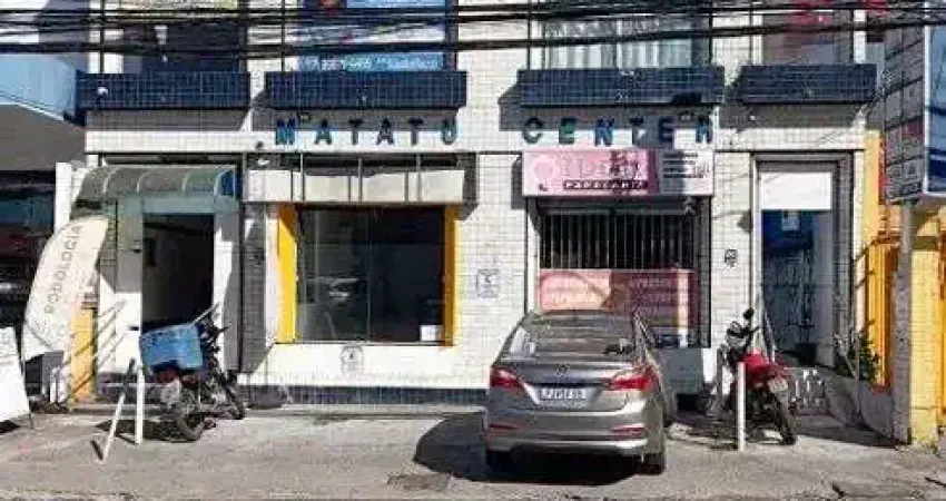 Loja comercial no matatu center com fachada voltada ao fluxo intenso da avenida principal, posiciona