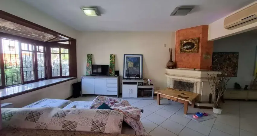 Casa com 3 quartos para alugar na Rua Comendador Creidy, 60, Chácara das Pedras, Porto Alegre