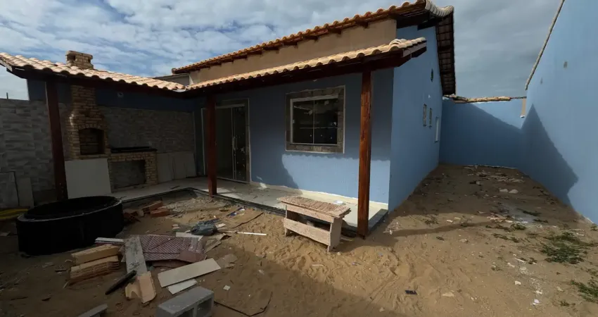 Linda casa linear a pouquíssimos metros da praia em unamar!!