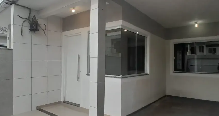 Casa com espaço e conforto com 2 quartos, 2 vagas de garagem em palhoça