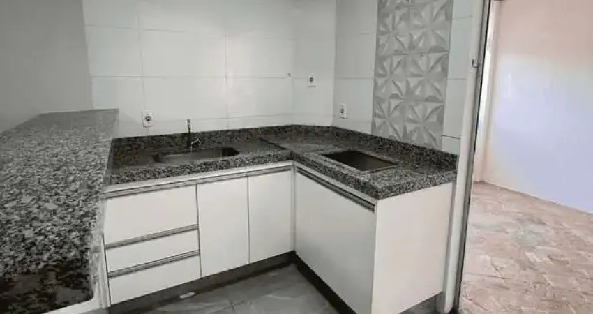 Apartamento á venda, com 2 dormitórios, sala de jatar e estar, quintal privativo e vaga de garagem.