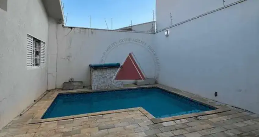 Casa à venda com, 3 dormitório, 1 suítes, salas de tv, jantar e estar, cozinha, banheiro, piscina,