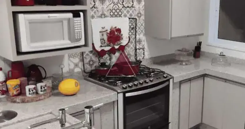 Casa à venda com, 3 dormitórios sendo 1 suíte, salas de tv, jantar, estar, armários na cozinha, no